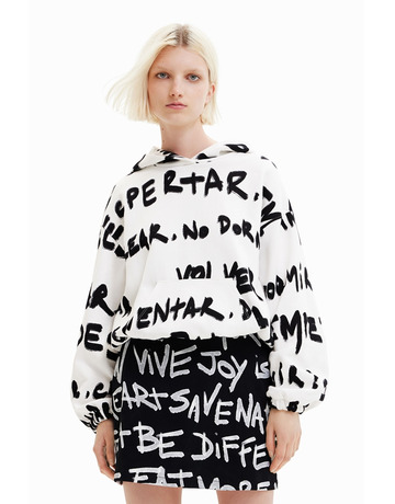 In den Einkaufswagen All-Over Manifesto Text Oversize Hoodie All-Over Manifesto Text Oversize Hoodie