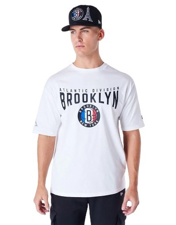 In den Einkaufswagen Neue Era Brooklyn Netze NBA Paris Spiele Überdimensionales T-Shirt Neue Era Brooklyn Netze NBA Paris Spiele Überdimensionales T-Shirt