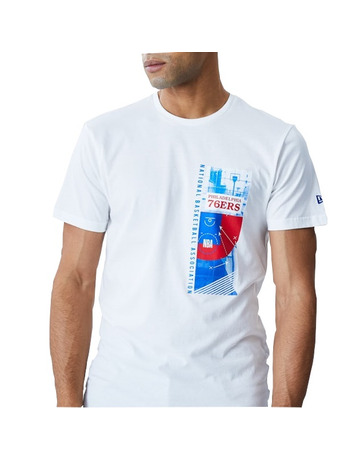 In den Einkaufswagen Neu Era NBA 76ERS Philadelphia Drucken Tee Neu Era NBA 76ERS Philadelphia Drucken Tee