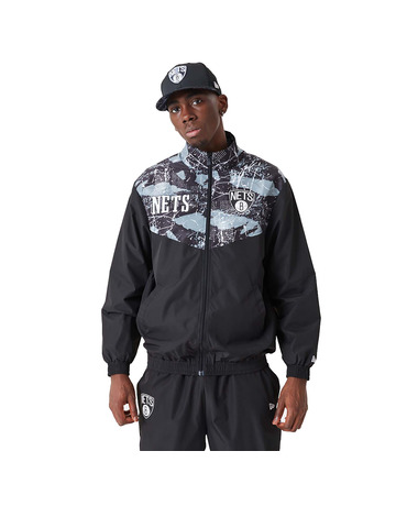 In den Einkaufswagen Neue Era NBA Brooklyn Netze AOP Panel Track Jacket Neue Era NBA Brooklyn Netze AOP Panel Track Jacket