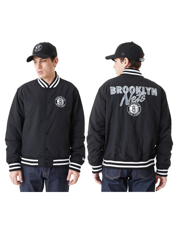 In den Einkaufswagen Neue Era NBA Brooklyn Nets Team Script Bomber Jacke Neue Era NBA Brooklyn Nets Team Script Bomber Jacke