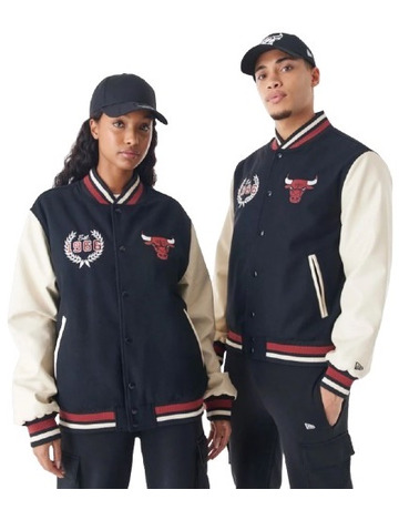 Neue Era NBA Chicago Bulls INJ Lifestyle Varsity Jacke "Schwarz"