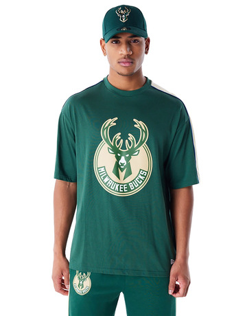 In den Einkaufswagen Neu Era NBA Milwaukee Bucks Panel überdimensionales T-Shirt Neu Era NBA Milwaukee Bucks Panel überdimensionales T-Shirt