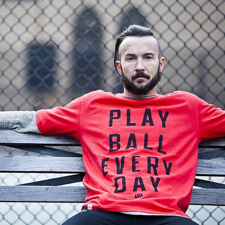 K1X Camiseta Ball Jeden Tag Tee (Rojo/Negro)