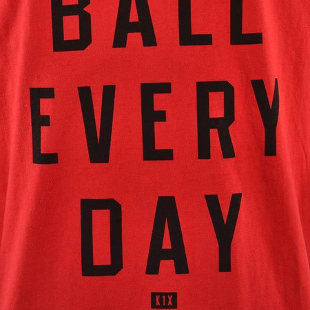 K1X Camiseta Ball Jeden Tag Tee (Rojo/Negro)