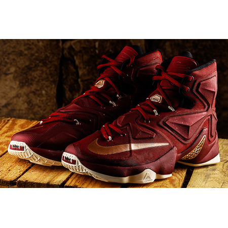 Lebron XIII "Cavaliers" (690/team rot/bronze/schwarz)