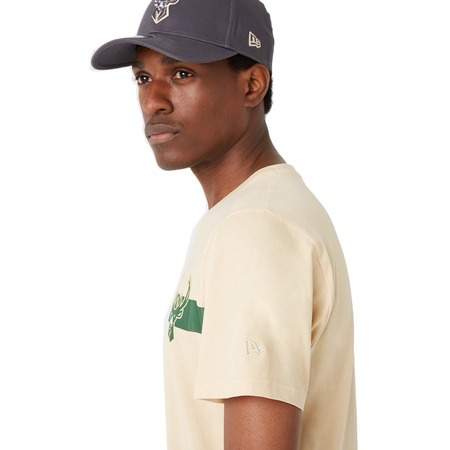 Die neue Ära Milwaukee Bucks Team Logo Stripe Tee "Maize"