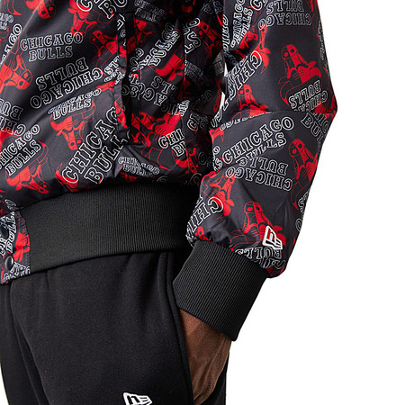 Neue Era NBA Chicago Bulls Team Alle Over Print Bomber Jacket