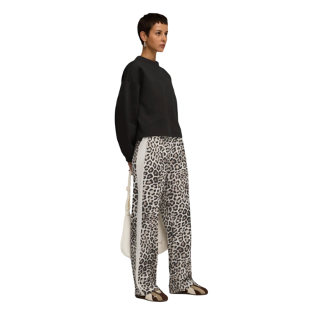 Puma T7 LEO LUXE AOP Straight Pants op "Alpine Snow-Ice Coffee"