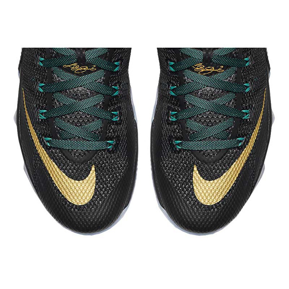 Lebron XII Low "SVSM" (070/negro/metalic gold/radant esmeralda)