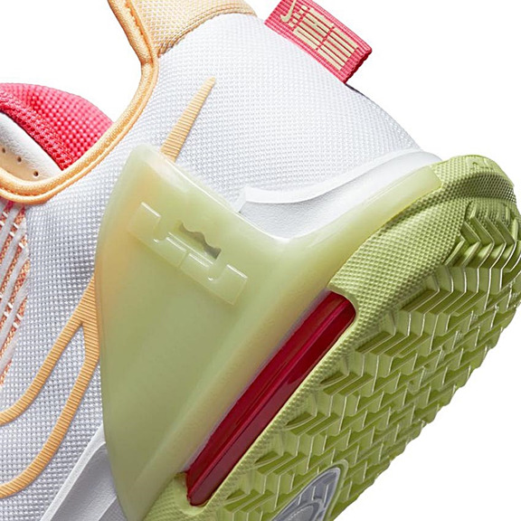 LeBron Witness 6 "Liebe Farbe"