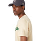 Die neue Ära Milwaukee Bucks Team Logo Stripe Tee "Maize"